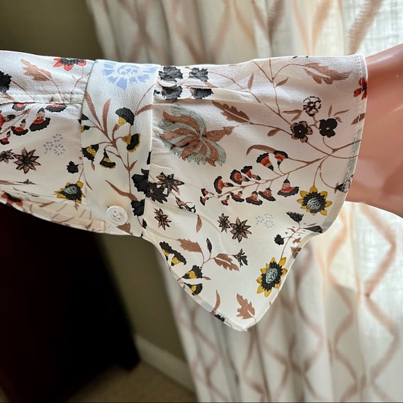 Frame ruffle cuff floral silk 70s shirt in off-white - Picture 9 of 10